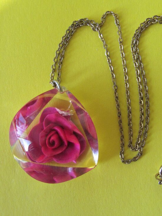 Vintage Jewelry - Vintage pink rose pendant necklace